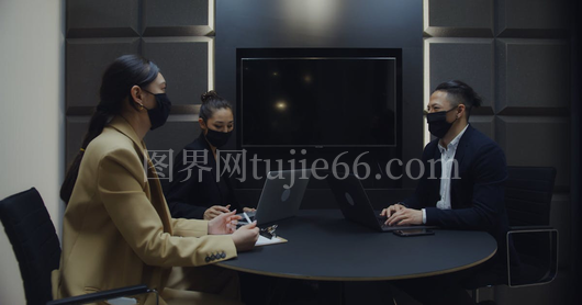 商务人士佩戴口罩形象照