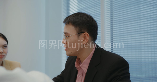 严肃老板会议专注神态