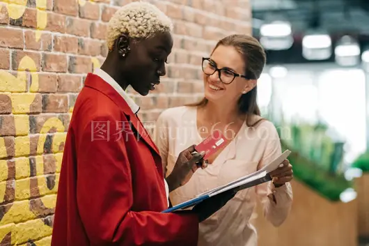 现代商务人士议重要合同墙边聚