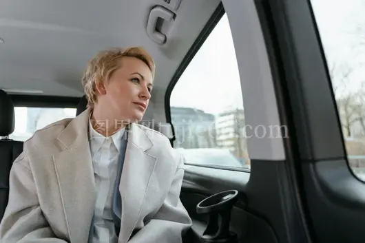 女性沉思出差途中车窗景