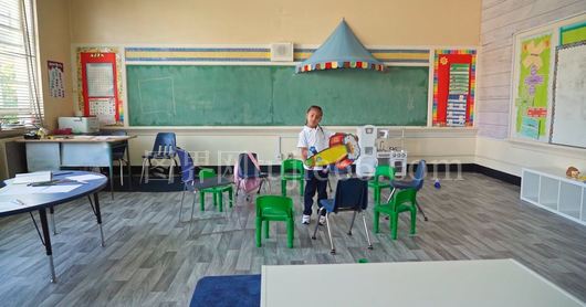 孩子摇摆火箭剪影画面