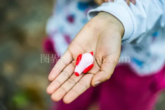 孩子户外手拿玩具火箭特写