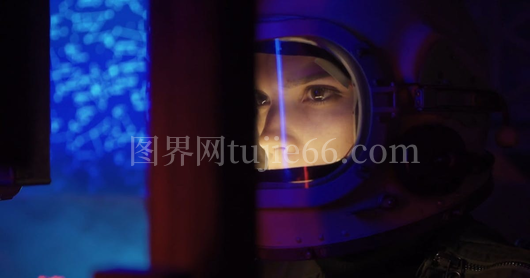 宇航员细致检查神秘飞机
