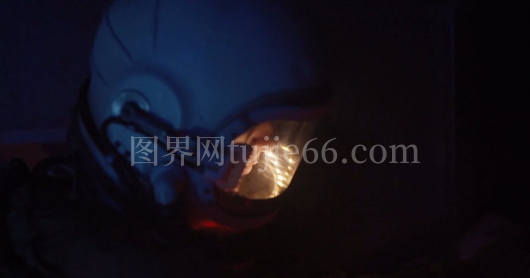 女性维修飞船场景