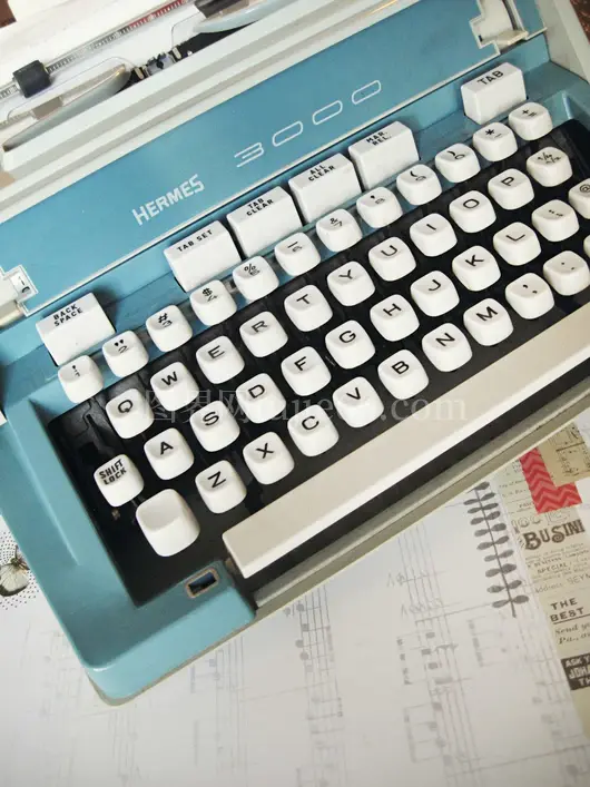 Hermes 3000打字机白纸青绿映眼帘