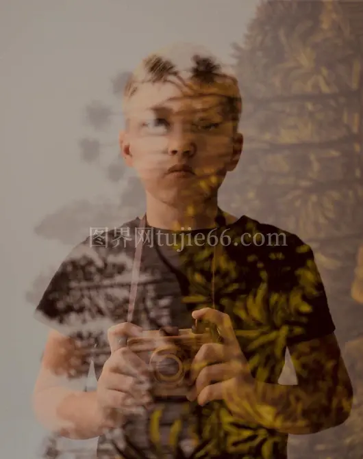 男孩相机映户外景创意肖像
