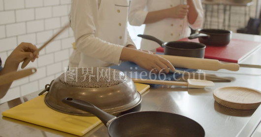 孩童嬉戏厨房器具