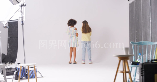 孩童手捧棒棒糖温馨画面