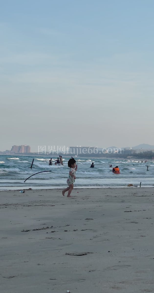 宁静海滩儿童嬉戏景致