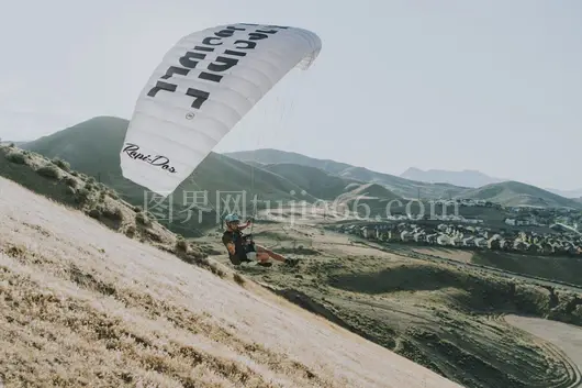 绿夹克白伞映青山白日飞跃