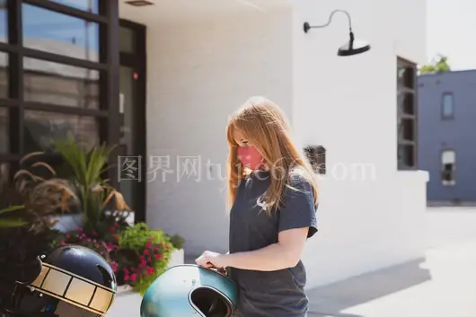 蓝色T恤牛仔短裤绿银头盔女性