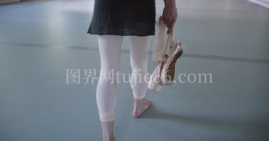 芭蕾舞者赤脚漫步