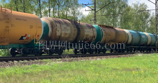 铁路旁货运列车驶过