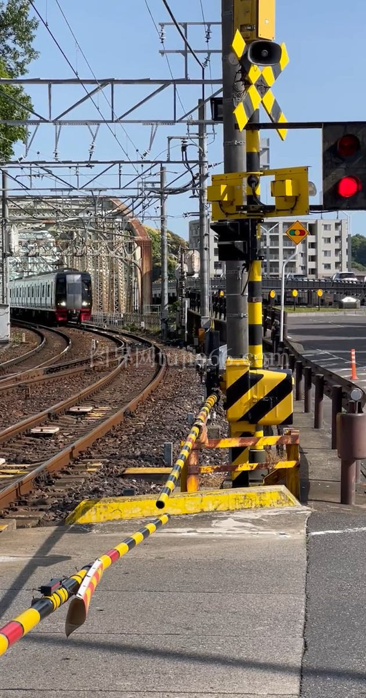 旅客列车穿越铁路道口瞬间