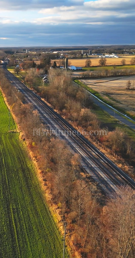 铁路旁道路风景
