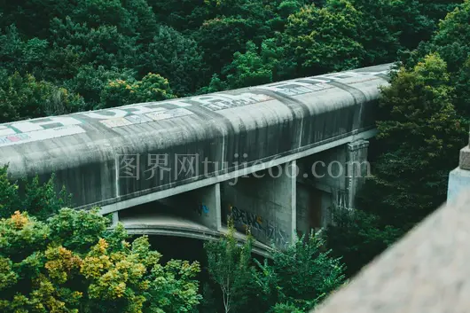 涂鸦铁路桥绿意盎然