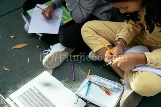 户外学习 孩子用笔记本电脑文具