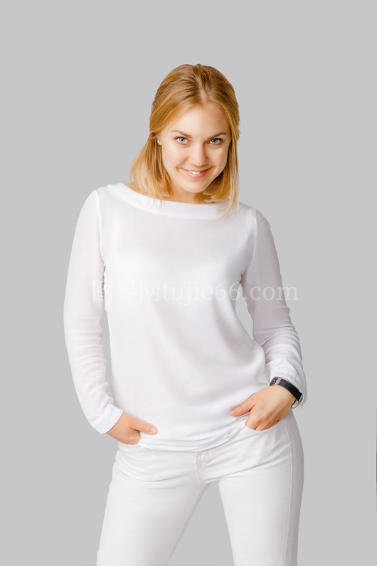 微笑高加索女性自信白装灰背景