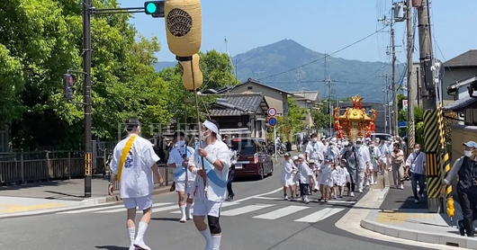 游行中街道人群盛况