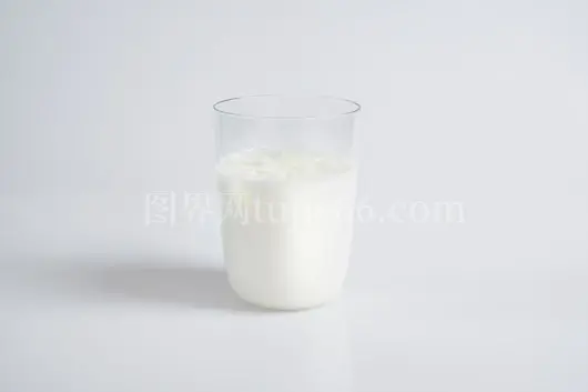清澈酒杯中的白色液体