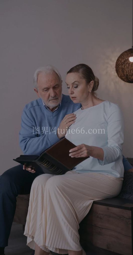 老年夫妇共赏珍贵相册