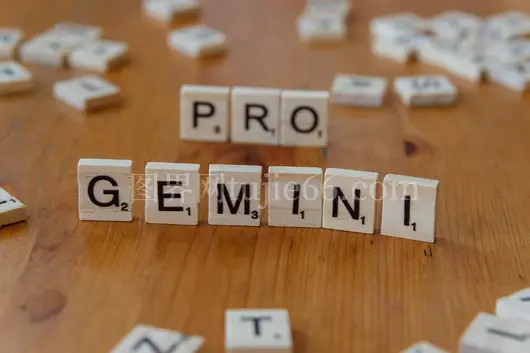 创意桌面上PRO GEMINI拼图展示