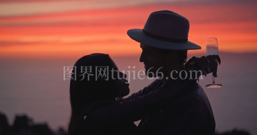 浪漫情侣共舞瞬间