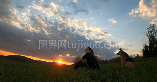 浪漫日落映照自然天空之美