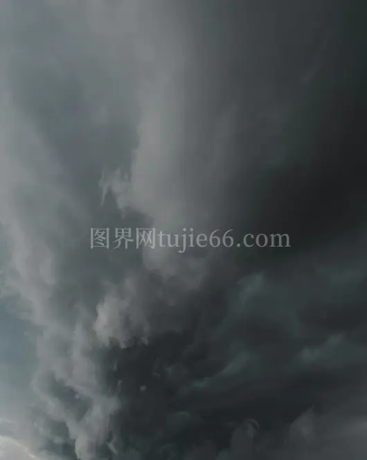 暗云笼罩天空暴风雨将至