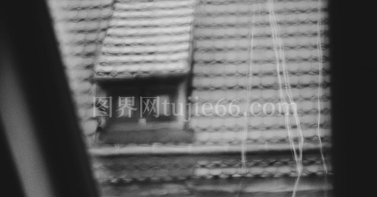 忧郁黑白雨天窗景