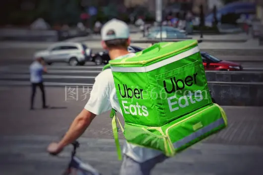 男子背Uber外卖背包