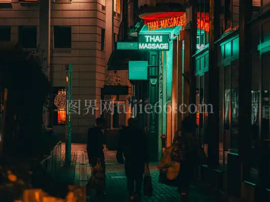 布达佩斯夜色泰式院街景