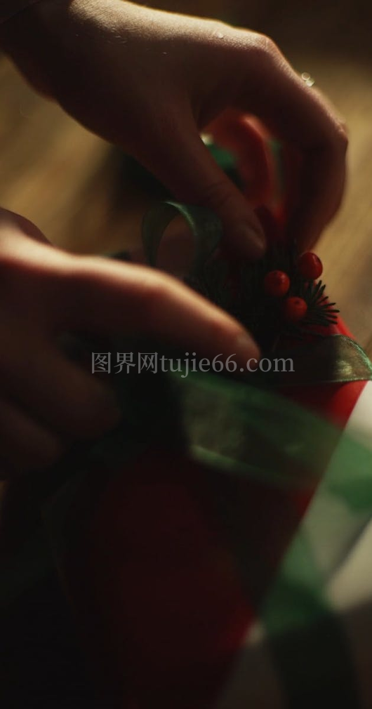 丝带包装礼物盒巧添装饰