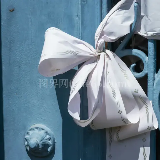 白色丝带象征纯洁团结