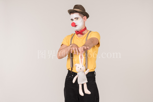 小丑手持玩具兔显厌恶