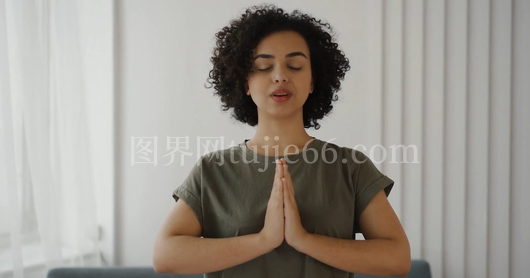 女性冥想宁静专注