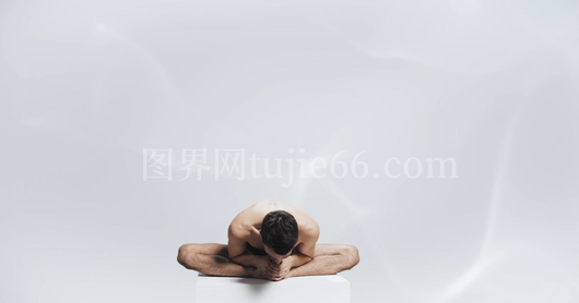 青年冥想静思图