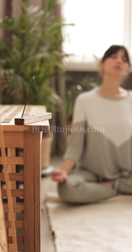女性心灵宁静冥想图