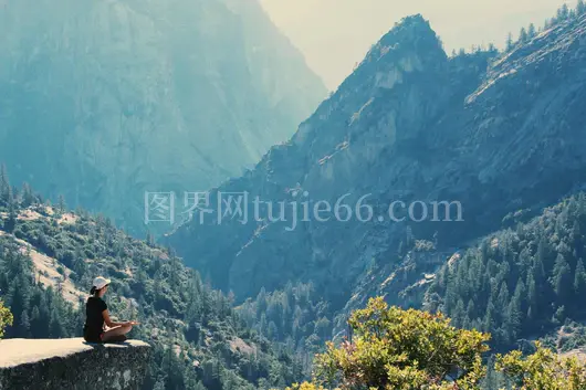 悬崖边女性冥想，山川环绕景致佳