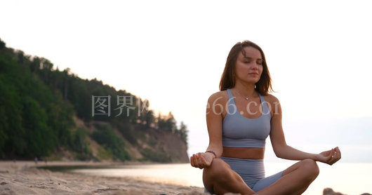 女性静心冥想图