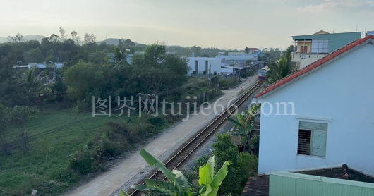 列车穿梭乡村风光