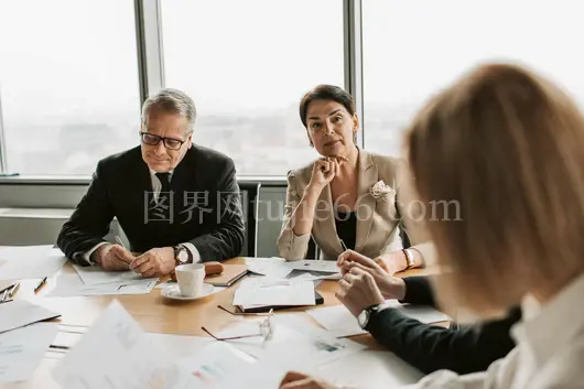 商务人士会议办公室讨论
