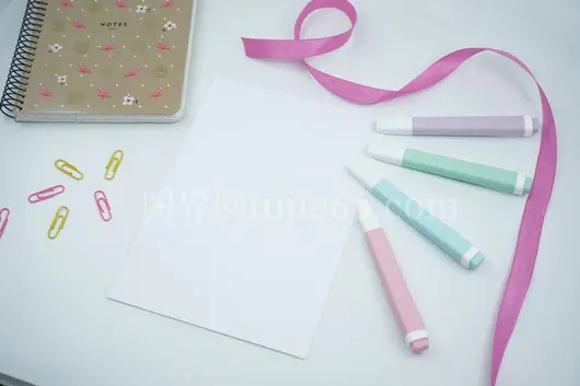 粉色丝带白色纸乳腺癌防治意识