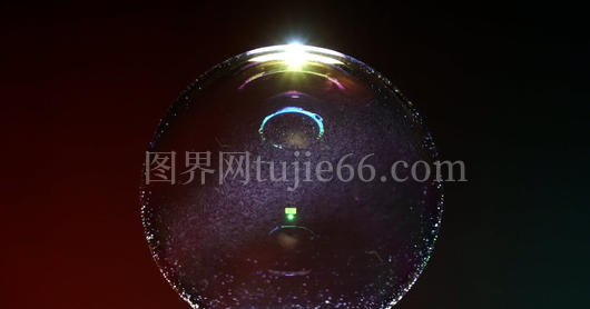 透明肥皂泡映照斑斓光影