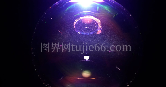 特写镜头彩色光肥皂泡反射