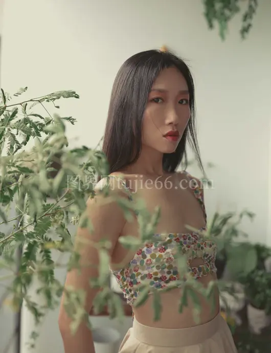 绿树旁多彩花卉上衣女性
