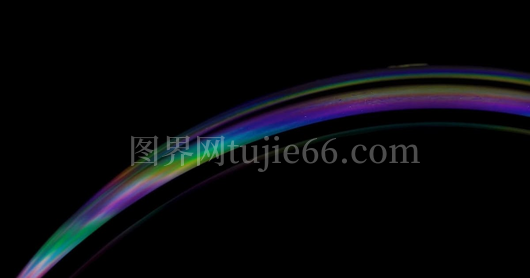 肥皂泡映照彩虹光奇观