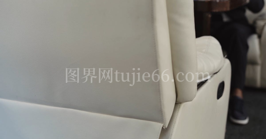商务人士乘坐私人飞机场景图