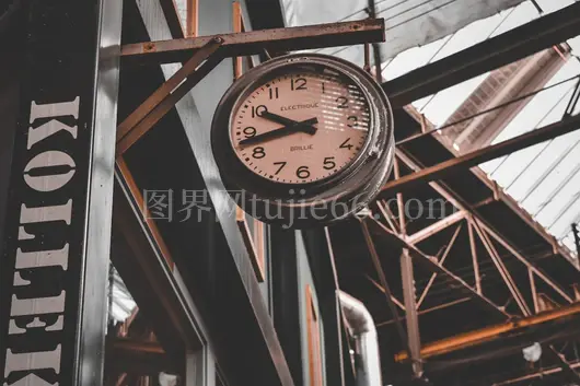 黑白模拟墙钟10点整时景