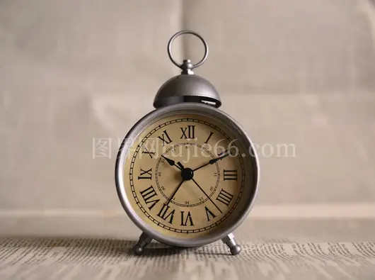 灰色闹钟显时10:11